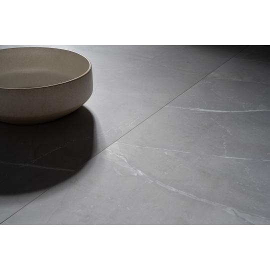 luxus erezetes kohatasu marvany hatasu furdoszoba szurke burkolat jarolap padlolap csempe klasszikus polgari fenyes elegans furdoszoba falburkolat nappali lakas 2.jpg